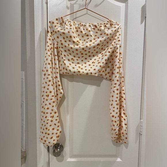 WEWOREWHAT Daisy Ditsy Floral Cut Out Back Long Sleeve Cropped Top Size Small - Picture 6 of 9